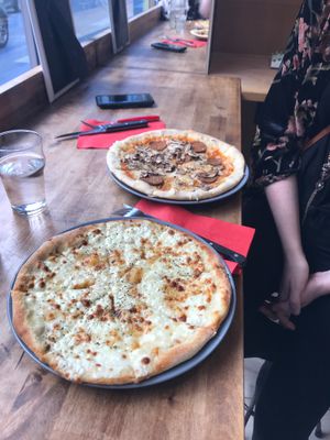 A vegan and non vegan pizza at Happiz - Sablons in Paris