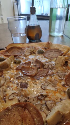 vegan pizza  at Happiz - Sablons in Paris