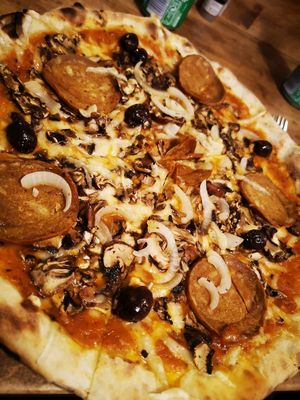 Delicious pizza at Happiz - Sablons in Paris