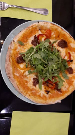 Pizza avec fromage roquette beyond meat at Happiz - Sablons in Paris