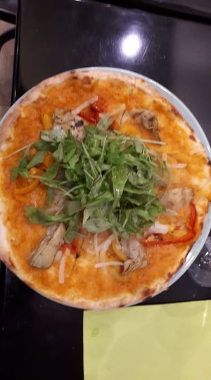 Pizza vegan avec poivrons, roquette, coeurs d'artichaud at Happiz - Sablons in Paris