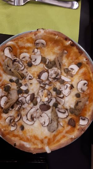 Pizza vegan avec fromage champignon olives et coeurs d'artichaud at Happiz - Sablons in Paris