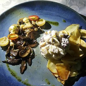 Salpicão vegano com chips de batata doce e shiitake at Emporio Gourmet in Joao Pessoa