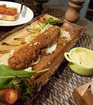 Pepperoni de tempê acebolado com mostarda dijon at Emporio Gourmet in Joao Pessoa