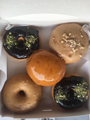 Pedido a domicilio. Caja de 5 at Delish Vegan Doughnuts in Madrid