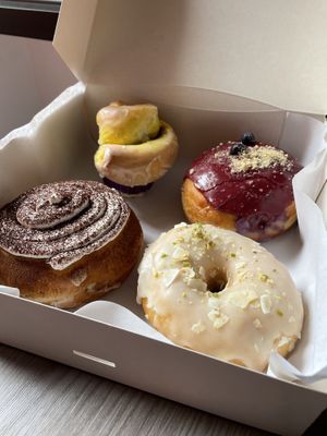 Caja de 4: limón y semillas de amapola, mascarpone y crema, arándanos y coco y pistachos at Delish Vegan Doughnuts in Madrid