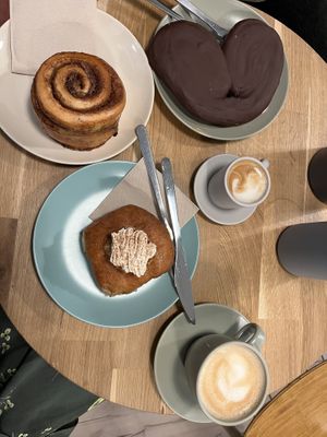 Rollito de canela, palmera de chocolate, chai mascarpone donut, latte y cortado  at Delish Vegan Doughnuts in Madrid