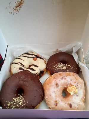 Peanut, turron y chocolate at Delish Vegan Doughnuts in Madrid