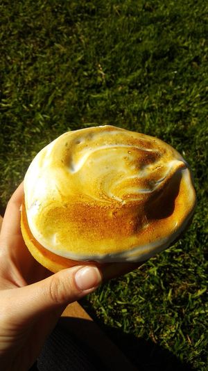 Donut de maracuyá con mango y merengue de lima at Delish Vegan Doughnuts in Madrid