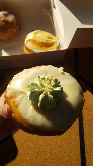 Donut de naranja con crema de pistacho at Delish Vegan Doughnuts in Madrid