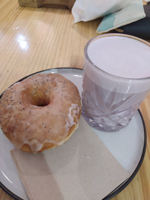 Donut de limón, jengibre y amapola / Café latte lavanda at Delish Vegan Doughnuts in Madrid