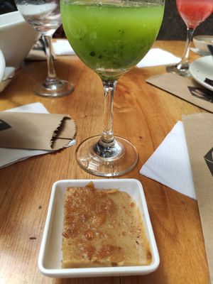 Postre del día, y agua de sandía con limón at Naturalia Cafe in Medellin