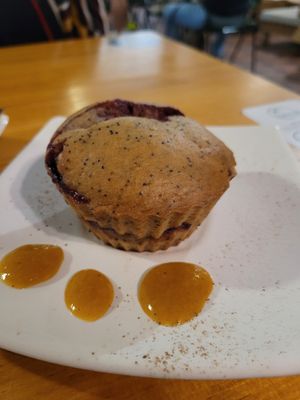 muffin vegano de frutos del bosque at Naturalia Cafe in Medellin