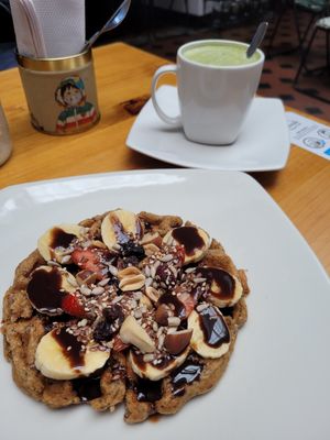 desayuno: waffle vegano con Macha Latte en leche de almendras #Veganuary at Naturalia Cafe in Medellin