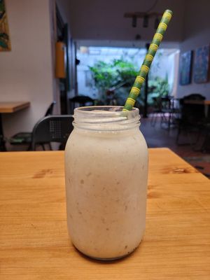 smoothie vegano, con coco, banano y frutos secos #Veganuary at Naturalia Cafe in Medellin