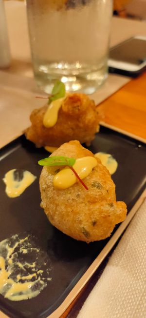 Zeppoline di pasta di pane alle alghe con crema di senape at Il Papeoto in La Spezia