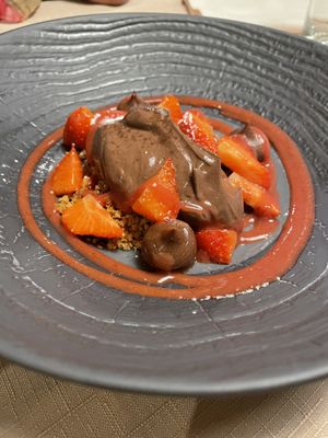 Hazelnut, chocolate, gianduia and strawberry crumble at Il Papeoto in La Spezia