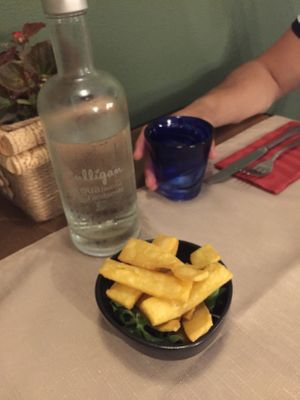 Amuse bouche / fried chickpea flour stripes  at Il Papeoto in La Spezia