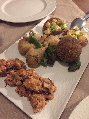 starter / panzanella - arancini - guac-boats - fried sage balls  at Il Papeoto in La Spezia