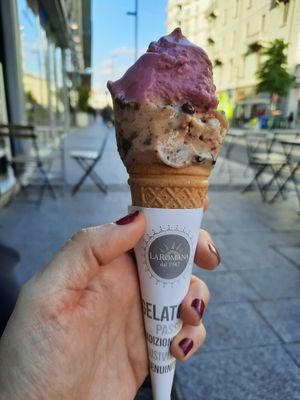 Crumbles, pralinato & mirtillo nero, sambuco, limone at Gelateria La Romana in Bergamo