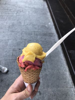 Maxi 5 flavors 5 euros  at Gelateria La Romana in Bergamo