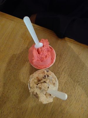 Vegan strawberry and Praline Crumbles with almond (super good!) at Gelateria La Romana in Bergamo