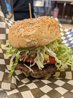 Burger le Pick up avec boulette Impossible burger at Depanneur Le Pick Up in Montreal