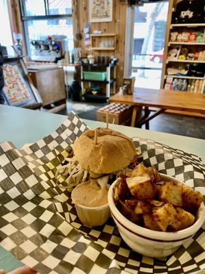 "Pulled Pork" végé et patates rissolées. 👌🏽  at Depanneur Le Pick Up in Montreal