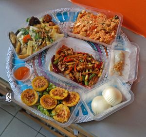 Mini pancakes vietnamiens + Marmite aux boulettes de légumes + Bœuf au poivre noir + Riz thaïlandais + Brioches + Riz gluant au taro at Bodhi Vegan in Paris