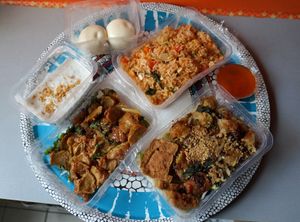 Delivery: Poulet au gingembre + Bo bun + Riz Thailandais + Lotus Brioches + Riz Gluant au Taro at Bodhi Vegan in Paris