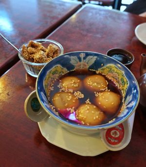 Boulettes de riz gluant dans une sauce au gingembre at Bodhi Vegan in Paris