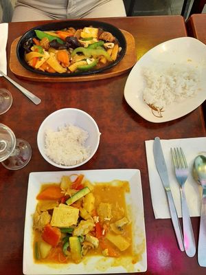 "Chicken" curry and another spicy "chicken" dish with white rice at Bodhi Vegan in Paris