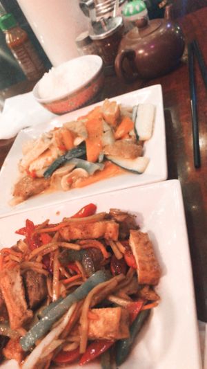 Black pepper ‘beef’ & bell peppers (below) & ‘porc’ curry with stirfry & tofu at Bodhi Vegan in Paris