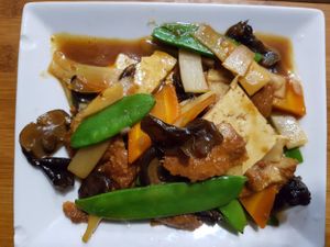 Poulet vegan sauté aux champignons  at Bodhi Vegan in Paris