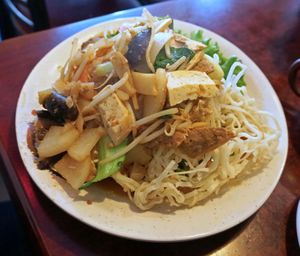 Crunchy rice noodles (Pâtes de riz croustillants) at Bodhi Vegan in Paris