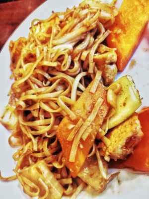 Fried noodles at Bodhi Vegan in Paris