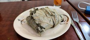 Riz gluant au "poulet" dans une feuille de lotus chataignes, haricot blanc, "poulet" vegan at Bodhi Vegan in Paris