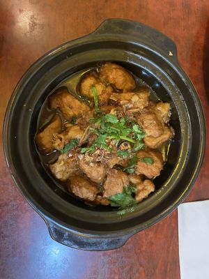 Clay pot caramlized chicken (Marmite au «poulet» caramélise - Poulet, échalote, gingembre, tofu et lait coco.)  at Bodhi Vegan in Paris
