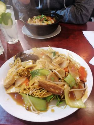 Knusprige Nudeln mit Tofu und "Chicken" at Bodhi Vegan in Paris