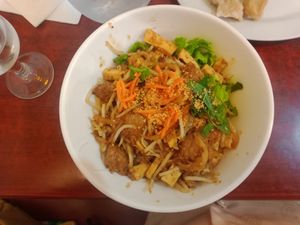 Vermicelles de riz, simili bœuf citronnelle, crudités, cacahuètes, tofu at Bodhi Vegan in Paris