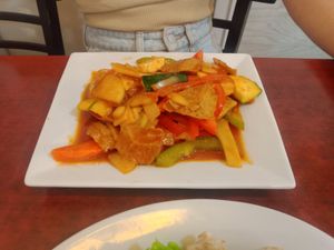 Simili porc avec légumes sauce saté at Bodhi Vegan in Paris