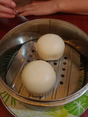 Bao aux graines de lotus (servis chauds) at Bodhi Vegan in Paris