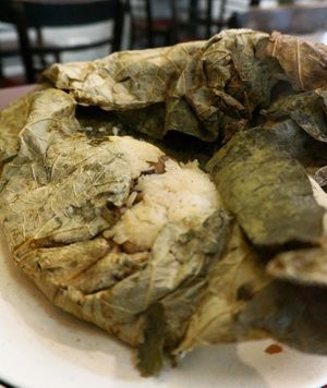 Riz gluant au poulet dans une feuille de lotus - inside (84) at Bodhi Vegan in Paris