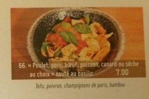 "Poulet", "porc", "bœuf", "poisson" ou "seiche" sauté au basilic (toutes les "viandes" ou "poisson" sont des imitations à base de SOJA) at Bodhi Vegan in Paris