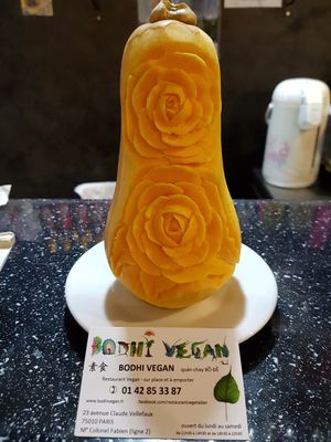 Sculture rose en citrouille  at Bodhi Vegan in Paris