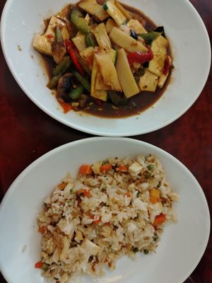 Piatto principale: tofu saltato al basilico con verdure in salsa di soia; contorno: riso alla cantonese con tofu e prosciutto veg at Bodhi Vegan in Paris