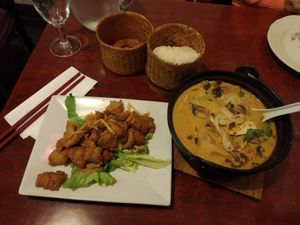 "Poulet" au gingembre, riz collant et marmite de "bœuf" at Bodhi Vegan in Paris