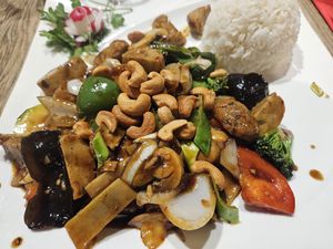 Vegan "chicken" stir-fry with cashew nuts and vegetables at Origami in Esch-sur-alzette