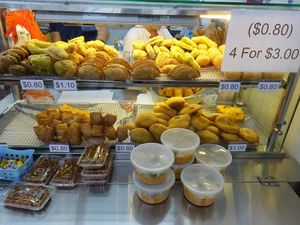 Mee Siam, glutinous rice and fried stuff at Ci Xiu Villa 慈修轩 in West Singapore