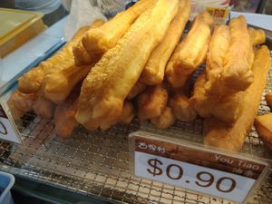 Fried dough at Ci Xiu Villa 慈修轩 in West Singapore